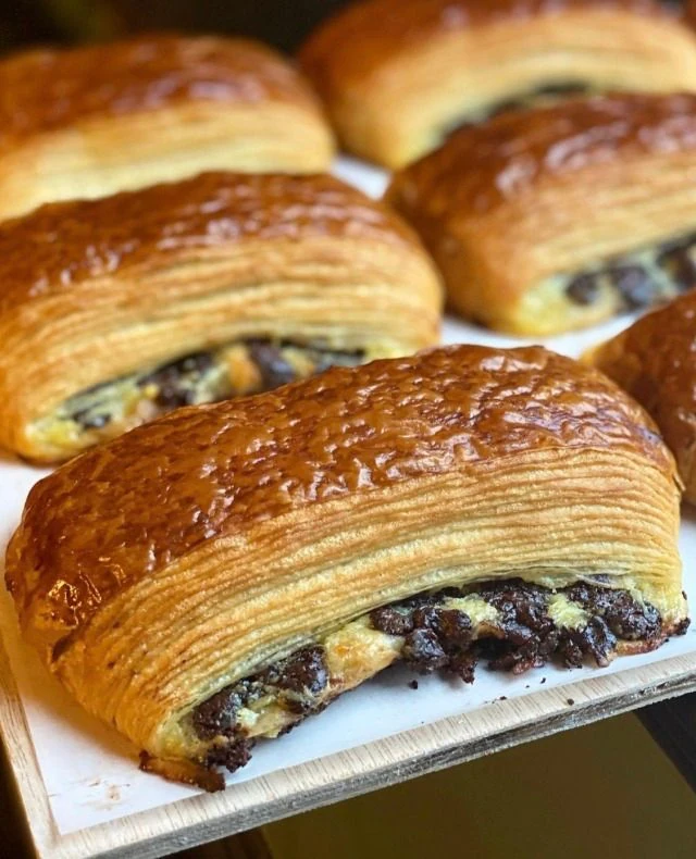Gros plan sur un pain au chocolat