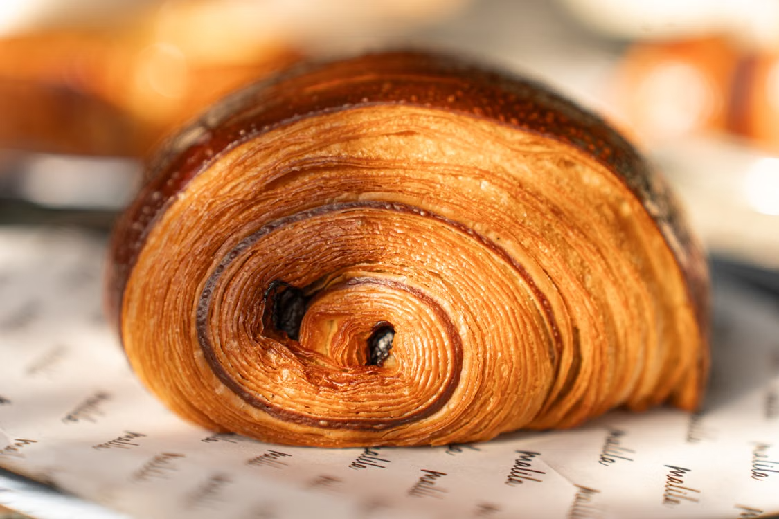 Gros plan sur une viennoiserie