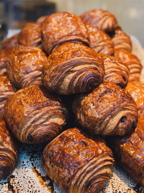 Pains au chocolat empilés